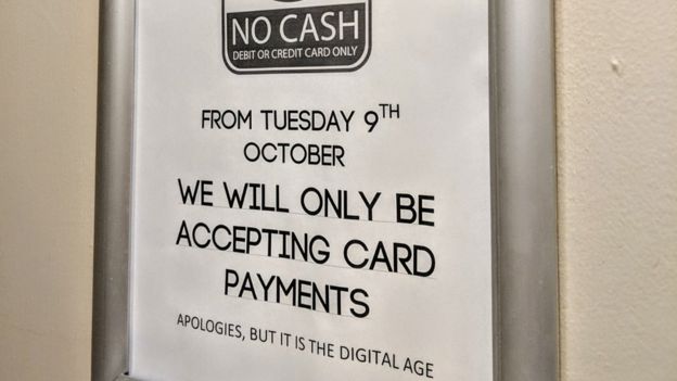 З 9 жовтня ми будемо приймати тільки безготівкові платежі. Вибачте, але ми живемо в цифровому столітті. Фото: BBC