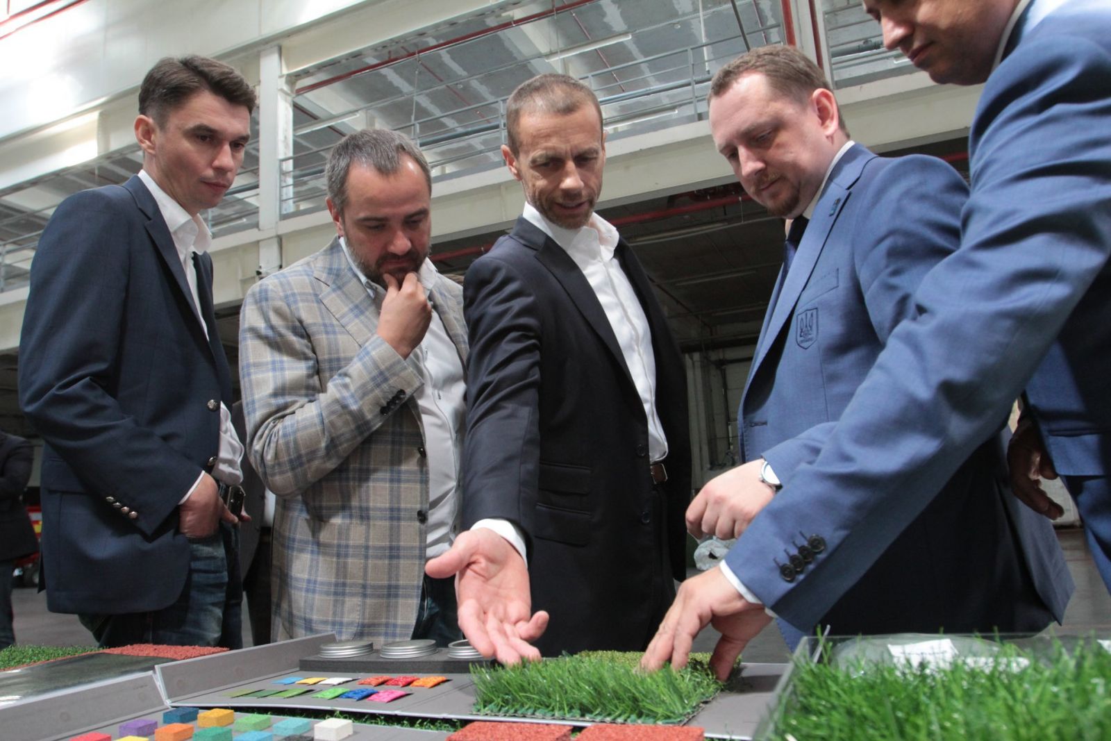 В мае Андрей Павелко привез президента УЕФА Александера Чеферина на скандальный завод ФФУ, который производит искусственные поля. Фото: tribuna.ua