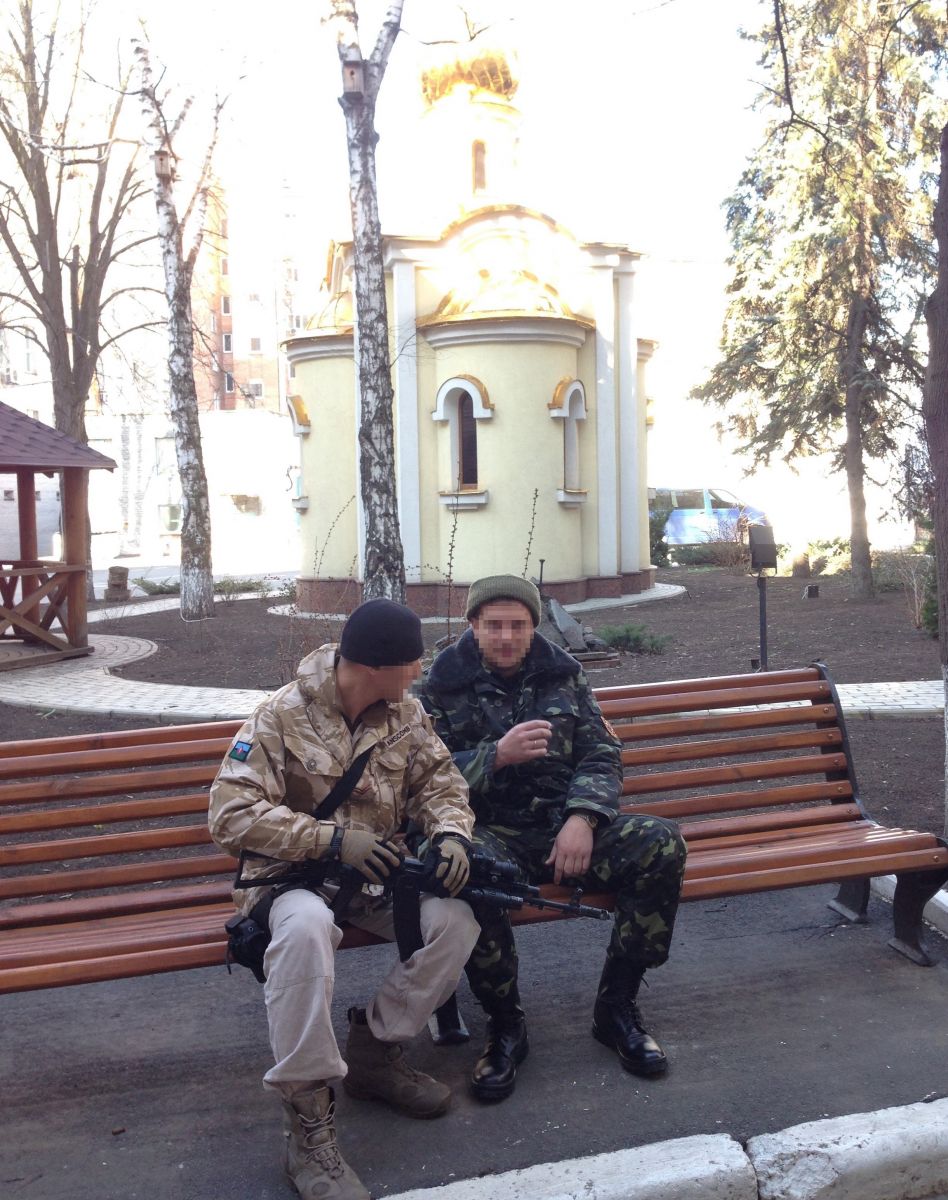 Війна на Донбасі. Каплиця у дворі Донецького СБУ