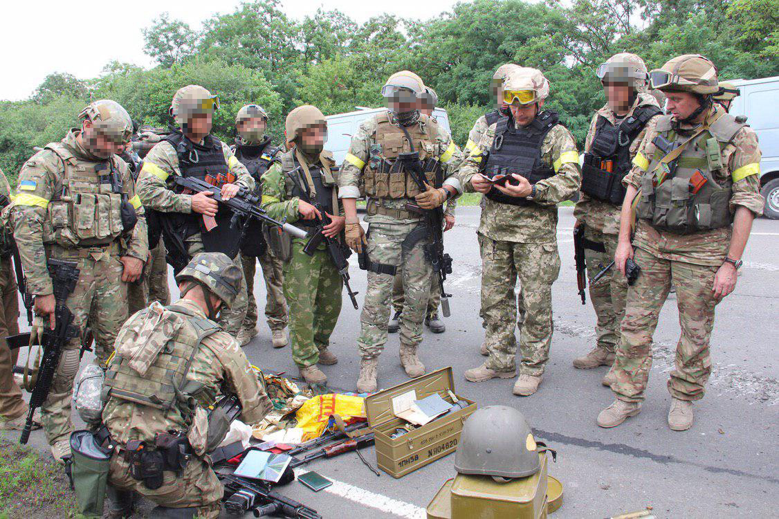 Начало войны на Донбассе, г. Краматорск, руководство ВСУ осматривает трофеи