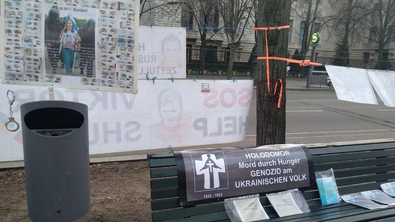Акція протесту в Берліні. Екс-в’язень режиму Східної Німеччини вимагає звільнення українських в’язнів сумління. Фото: Ракурс