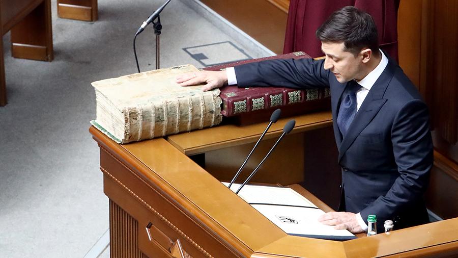Конституція України від Зеленського. Фото: ТАСС / Zuma