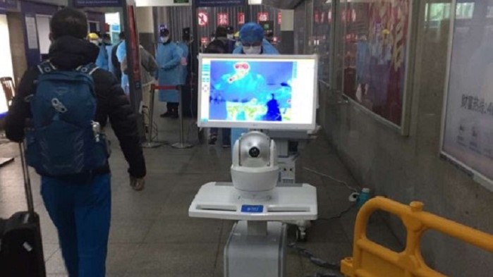 Роботы, определяющие людей с температурой во время эпидемии коронавируса в Китае. Фото: Анастасия Мосейчук / Douyin