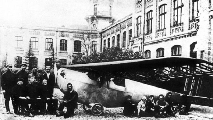 Перший пасажирський літак К-1 на подвір’ї КПІ. Фото: сайт КПІ