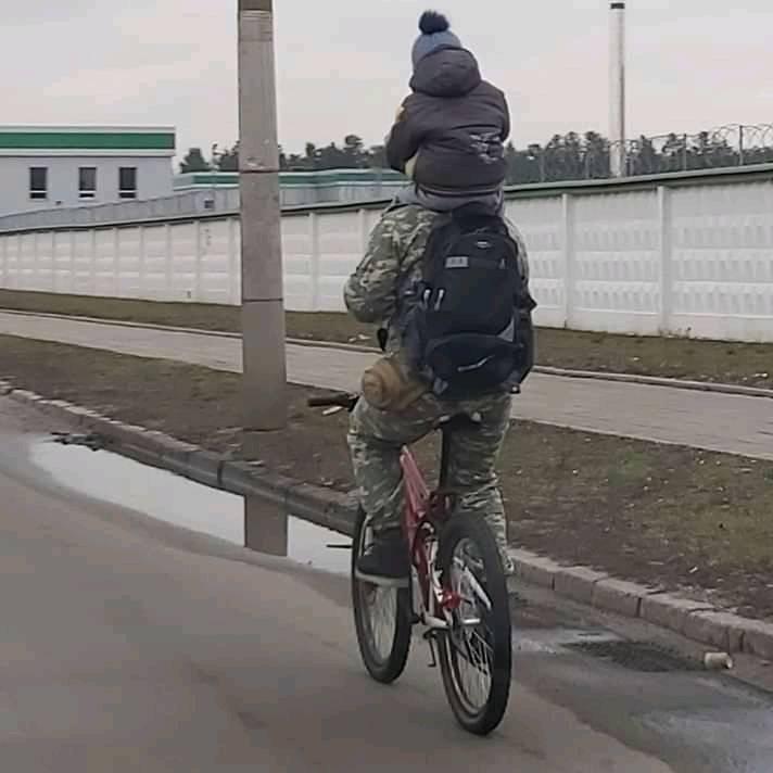 Спритні київські татусі-велосипедисти / Фото: Фейсбук Anton Maliuskyi
