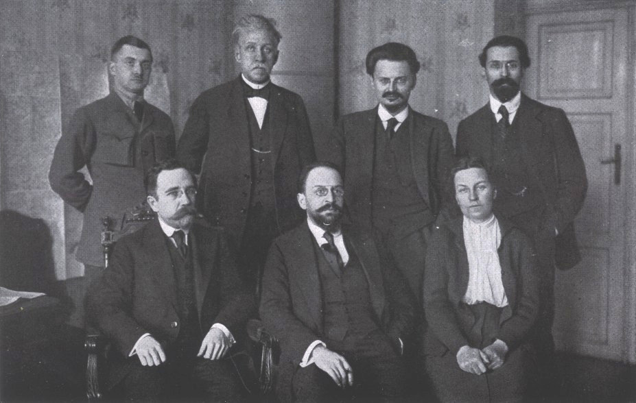 Лев Карахан (в центрі) серед членів делегації на переговорах у Брест-Литовську. Фото: Wikimedia