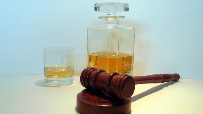 Справа судді напідпитку. Фото: Pixabay