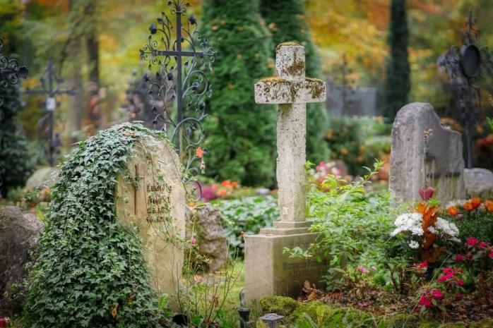 Кладовищенські історії: що загрожує осквернителям могил