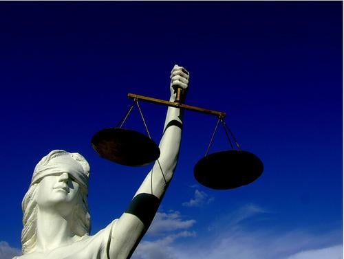 «Судья должен избегать недобросовестных связей с исполнительной и законодательной ветвями»