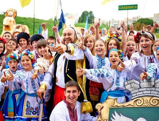 В прошлом году Славянск получил гран-при фестиваля вышиванок