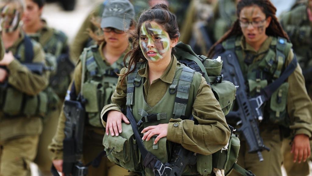 Солдаты батальона «Каракал» на тренировочном марш-броске. Батальон на две трети состоит из женщин. Фото REUTERS/Darren Whiteside 