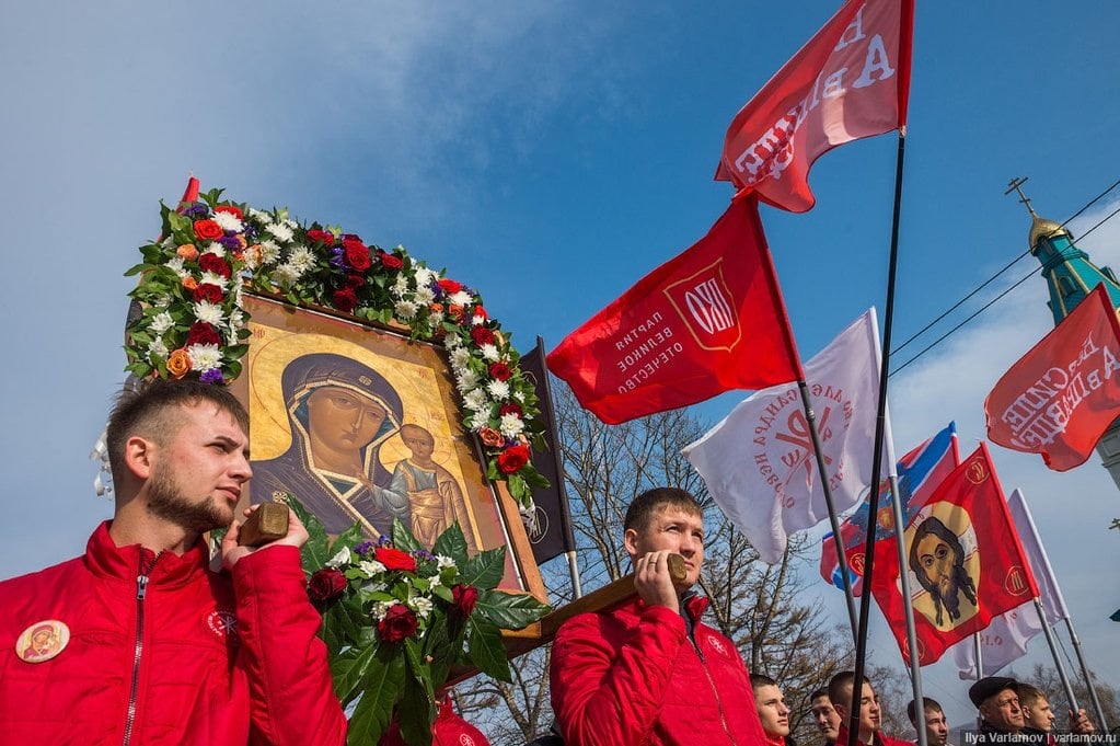 На марше колонна православных коммунистов