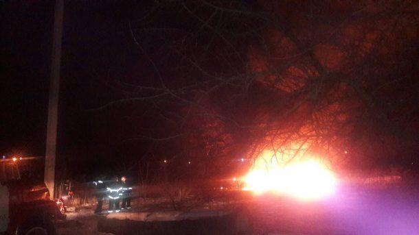 Пожар на месте падения вертолета в Кременчуге. Фото: Вестник Кременчуга