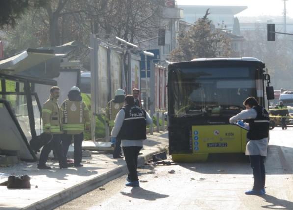 На месте аварии автобуса в Стамбуле. Фото: Dogan News Agency