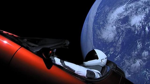 Странствующий в космосе электрокар Tesla Илона Маска включили в каталог спутников