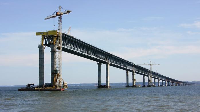 Промахнулись на пару метров: строители не смогли соединить секции моста через Керченский пролив (ФОТО)