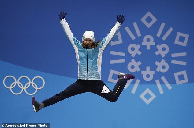 Фото: Жіноча бронзова призерка Юлія Галищева з Казахстану святкує свою перемогу під час церемонії нагородження , 12 лютого