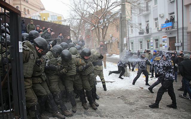 Столкновения под судом. Фото: РБК Украина