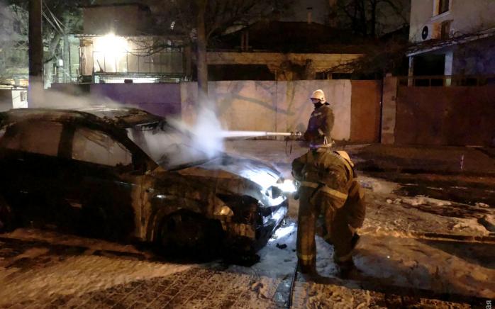 Поджог авто в Одессе. Фото: Думская
