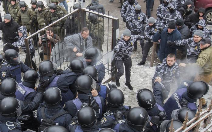 Столкновения под Соломенским райсудом Киева. Фото: Громадське ТБ