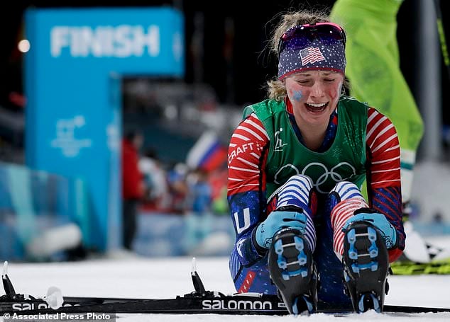 Американка Джессика Диггинс празднует победу на соревнованиях по лыжным гонкам