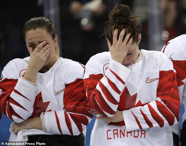 Тимчасом канадська команда сумує за олімпійським золотом, яке отримали американські хокеїстки