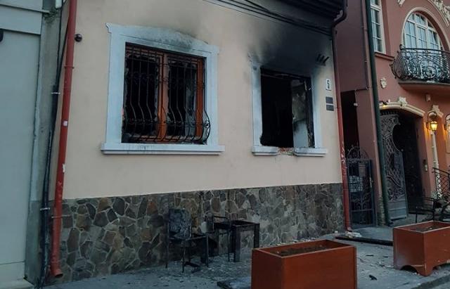 Що відомо про підпал угорського офісу в Ужгороді: затримання поляків, відео моменту вибуху та російський слід (ФОТО, ВІДЕО)