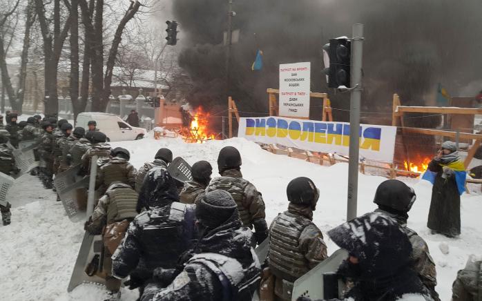 Столкновения под парламентом. Фото: пресс-служба МВД