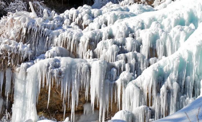 На Прикарпатті мороз перетворив водоспади на крижані скульптури (ВІДЕО)
