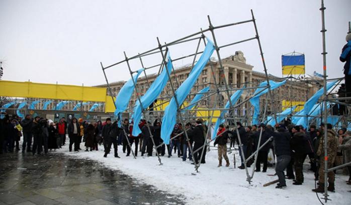 Активисты ломают конструкции на Майдане. Фото: "РБК-Украина"