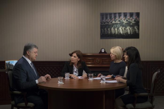 Во время записи интервью. Фото - пресс-служба президента Украины.