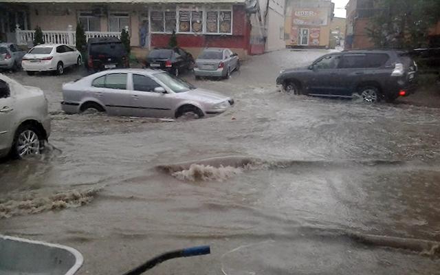 Злива в Сімферополі. Фото: 3652.ru
