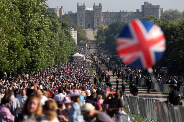 Поздравить пару пришли десятки тысяч британцев, фото - AFP
