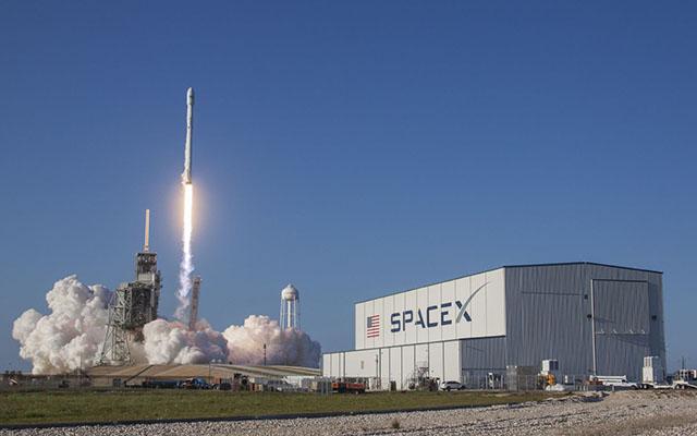 Запуск ракеты Falcon 9. Фото: Буквы