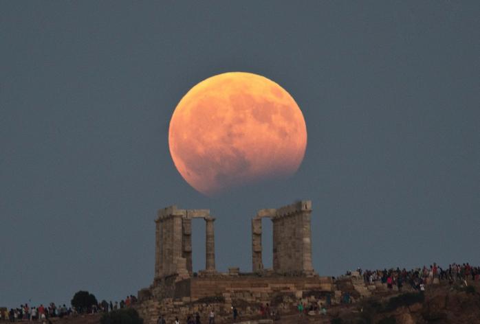 Рекордне місячне затемнення: стало відомо, де та коли спостерігати за унікальним явищем