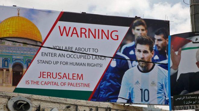 Лионель Месси на бигборде в Палестине, который осуждает проведение матча в Иерусалиме, фото - AFP
