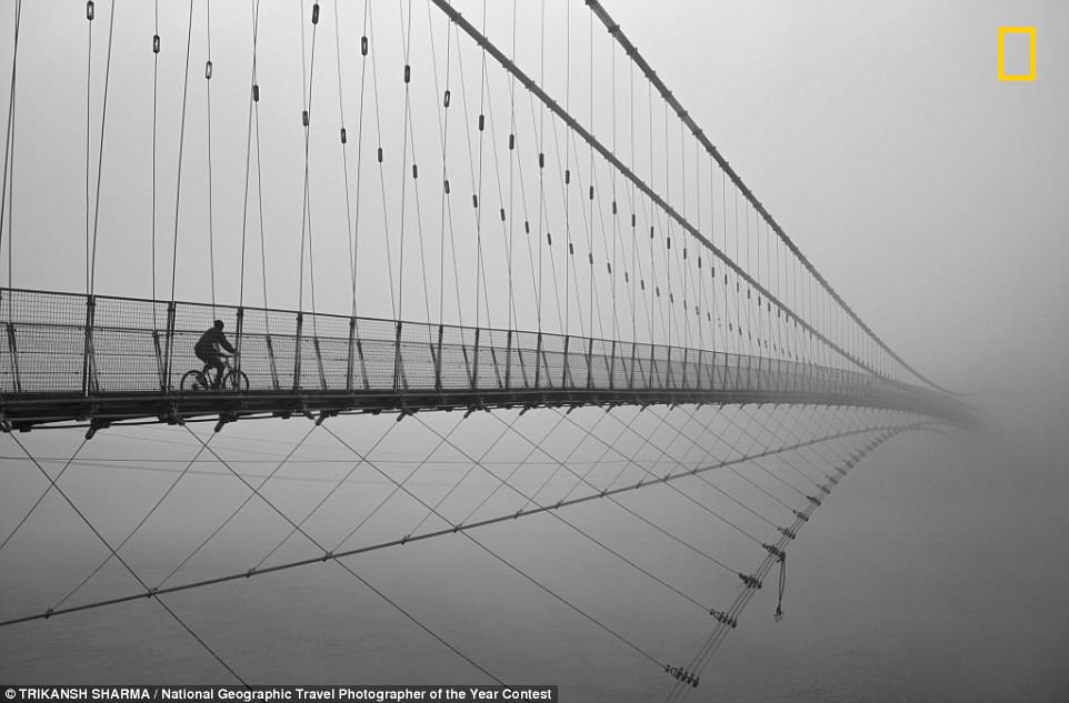 Фото: Міст в Індії, який перетинає Ганг