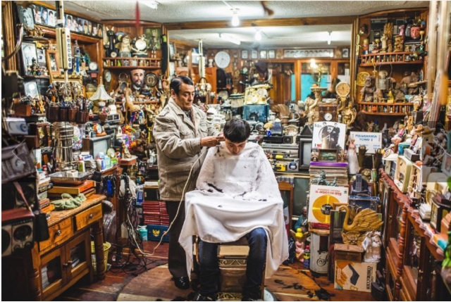 Фото Старая парикмахерская в маленьком городке Мексики