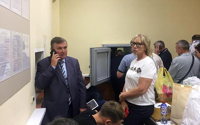 Денисову не пускают к заключенному Роману Сущенко. Фото: Людмила Денисова в Facebook