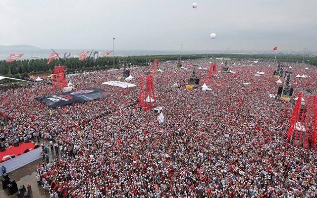 Митинг в Стамбуле. Фото: Yerin Yerlisi в Twitter