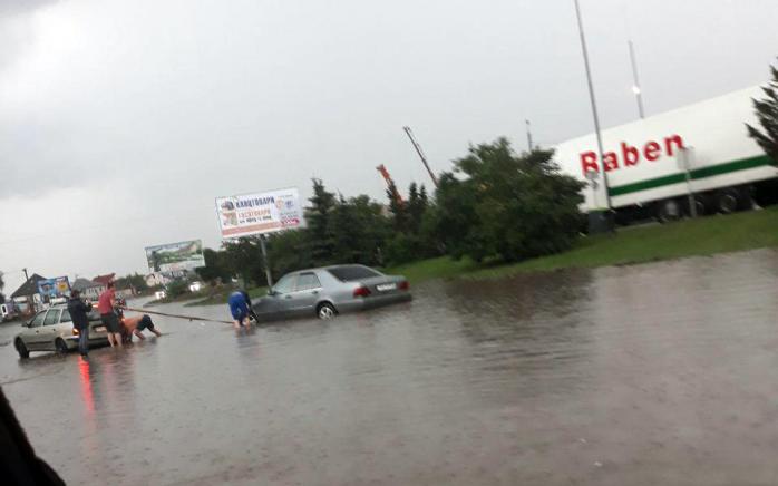 Непогода в Ивано-Франковске. Фото: Калитка