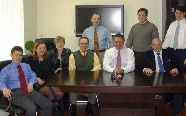 Костянтин Килимник (крайній ліворуч) і співробітники компанії Манафорта у 2006 році. Фото: AP