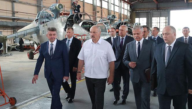 Лукашенко під час візиту на Оршанський авіаремонтний завод, фото - сайт президента Білорусі