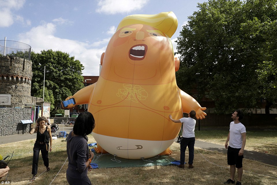 Фото: Протестующие разворачивают шестиметровый шар "малыша Трампа"