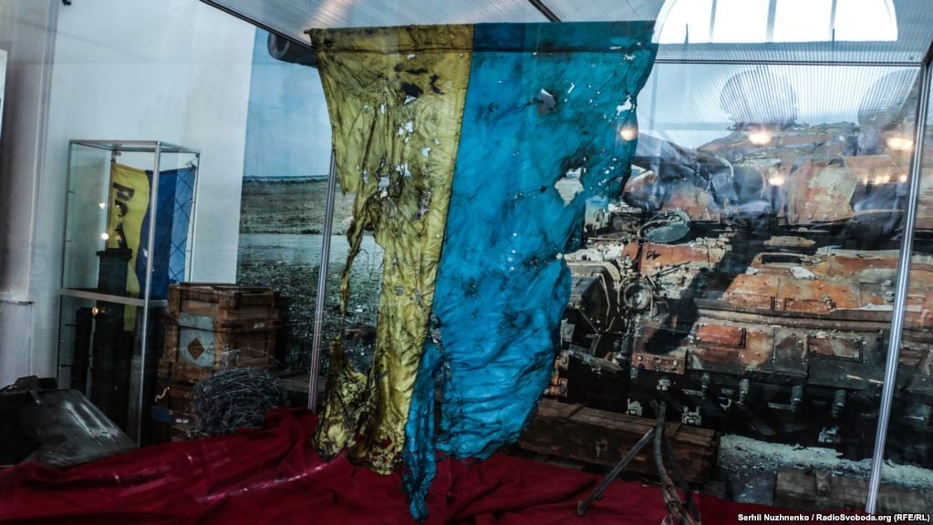 Фото: флаг Украины из Иловайского котла