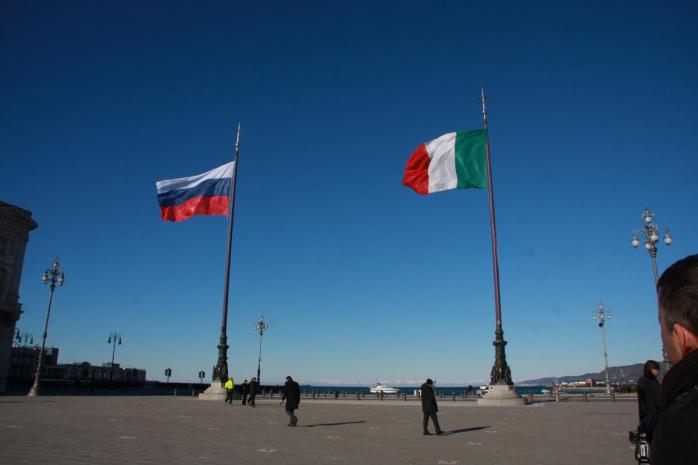 Флаги Росси и Италии, фото: MoVimento