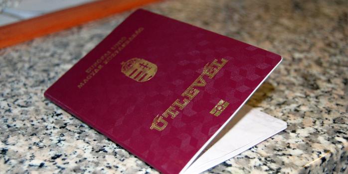 Паспорт гражданина Венгрии. Фото: PMG.ua