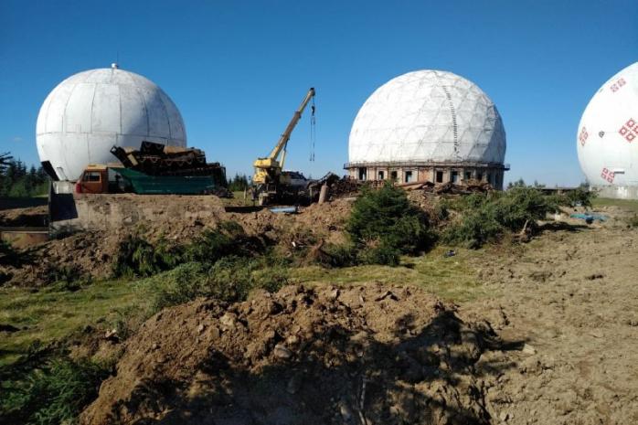 Военный объект на металлолом: зачем «режут» остатки станции ПВО «Памир» в Карпатах? (ФОТО)