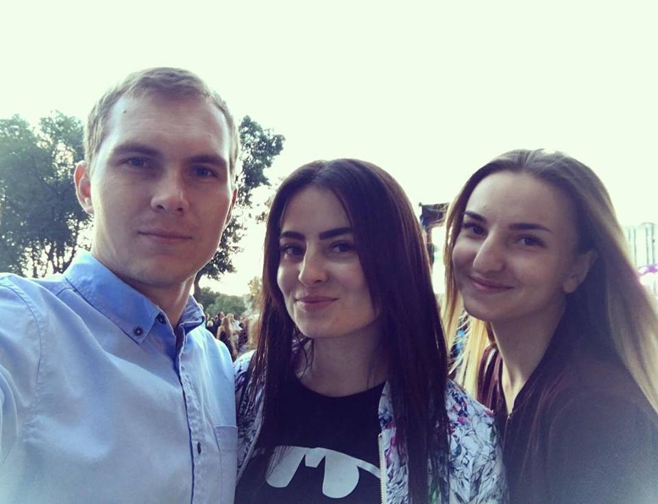 Фото: Александр Евтеев, его жена Оксана и ее сестра Диана. Александр и Диана погибли