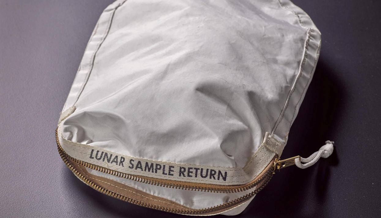 Утерянная NASA сумка для образцов лунного грунта, фото: Meduza
